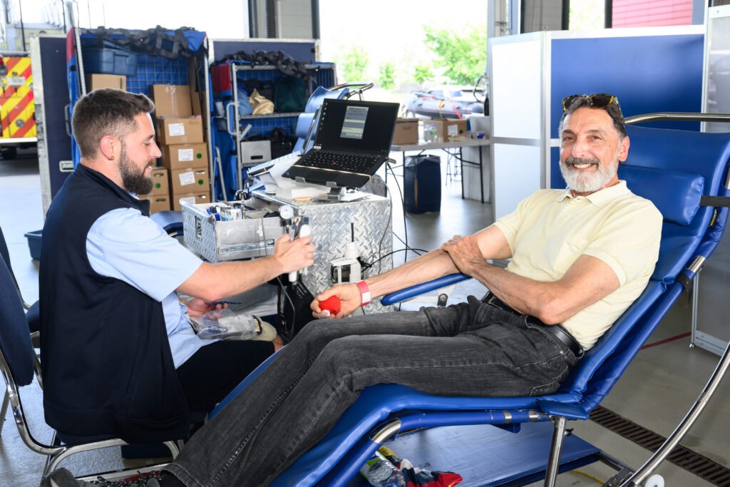 Blood drive firefighters - Laval Weekly